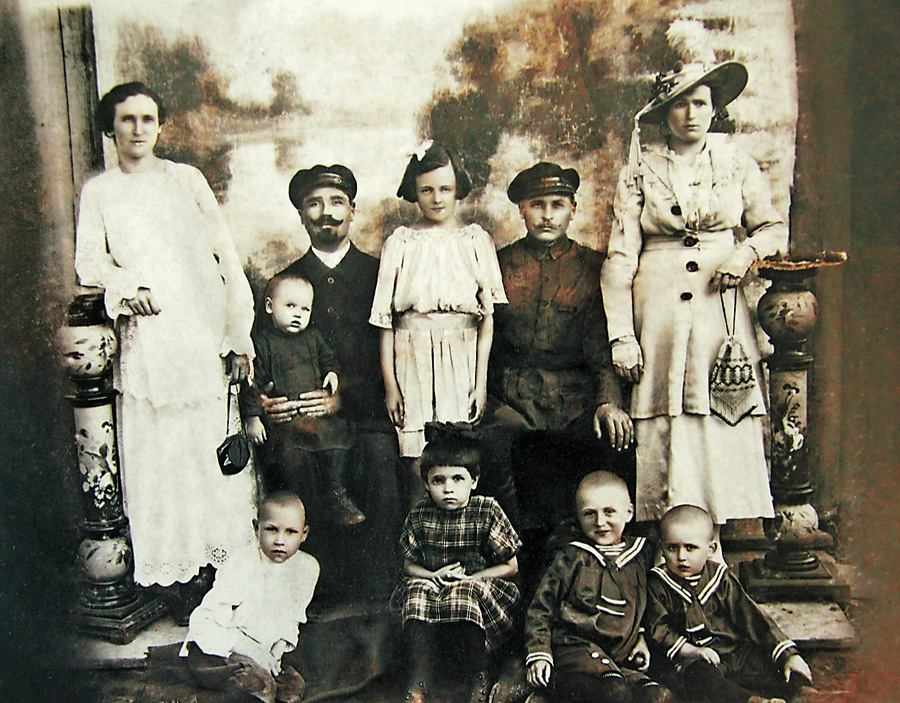 На цій світлині до голодомору ще 8 років. Маленькому Альоші три роки (він крайній справа внизу). Крайня справа його мама Ганна Степанівна, поруч з нею чоловік Петро Васильович Столбін (із сім’єю рідної сестри Ганни Степанівни – Домахи Степанівни). Знімок зроблено наприкінці 1925 року в селищі Тьоткине на Курщині. Фото з сімейного архіву О.СТОЛБІНА